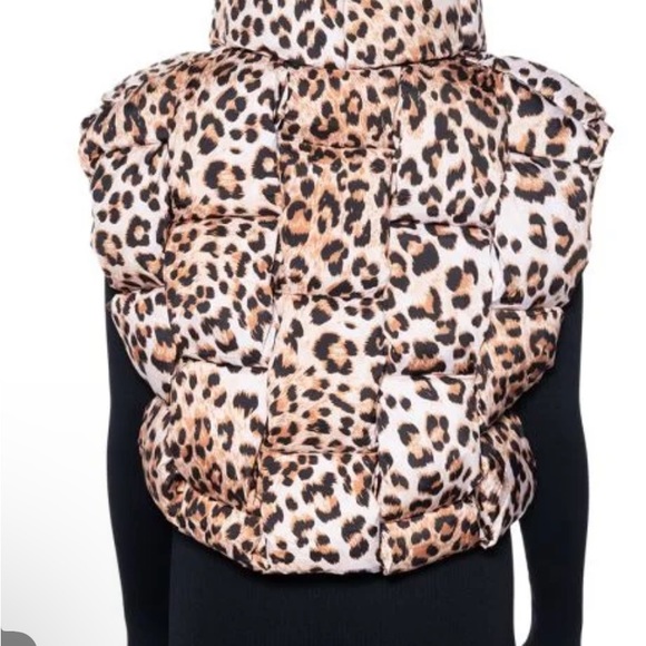 AKIRA NWT ANIMAL PRINT WOVEN SOFT POCKETS PUFFER VEST - Picture 2 of 7